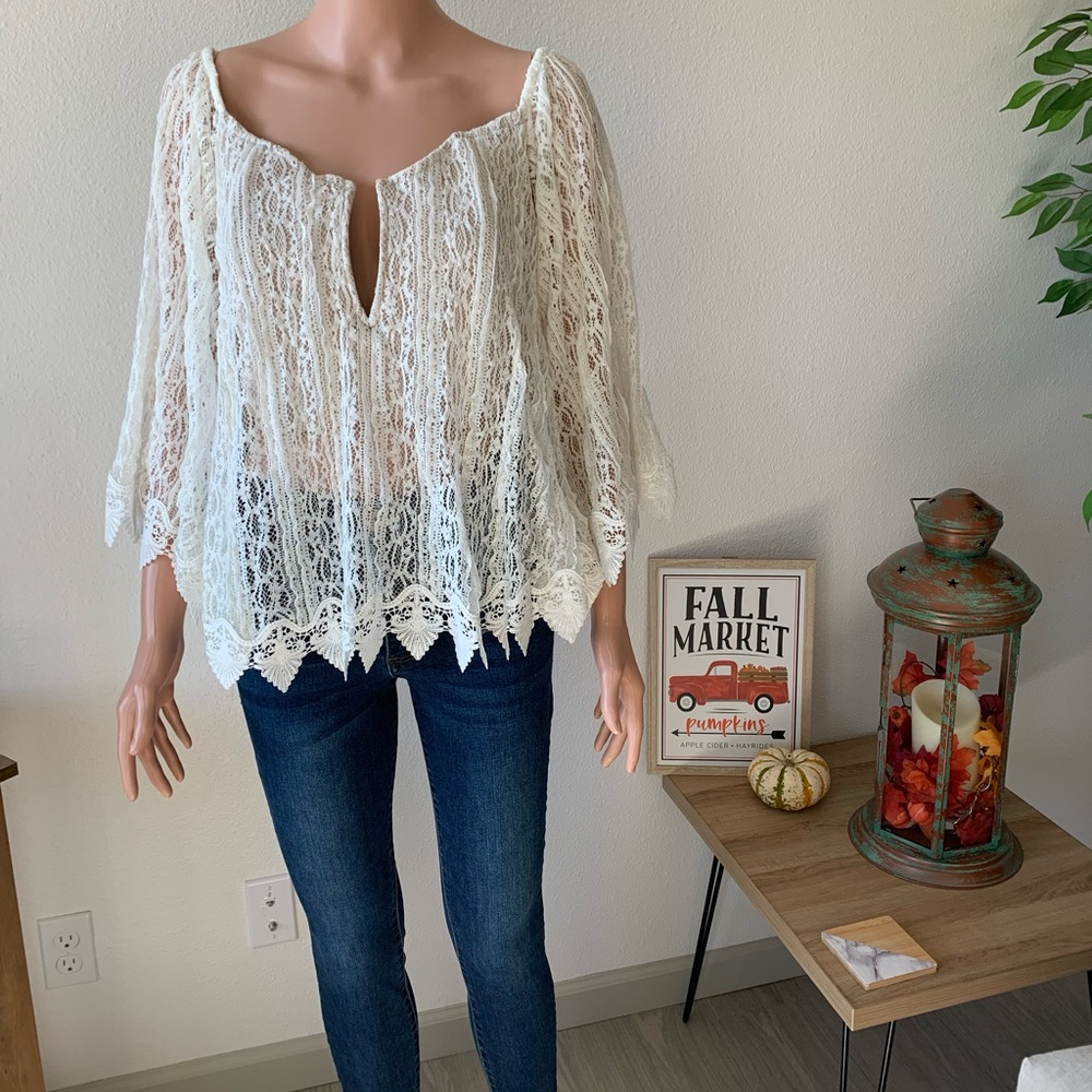 (M) Sky White Lace Off the shoulder Top